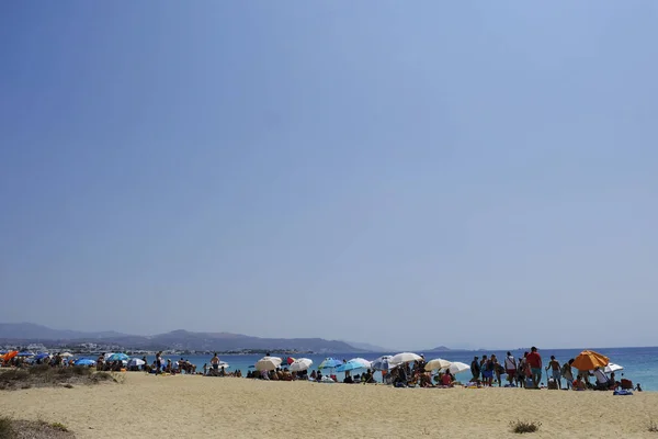 Pessoas Gostam Tempo Ensolarado Enquanto Nadam Mar Praia Agios Prokopios — Fotografia de Stock