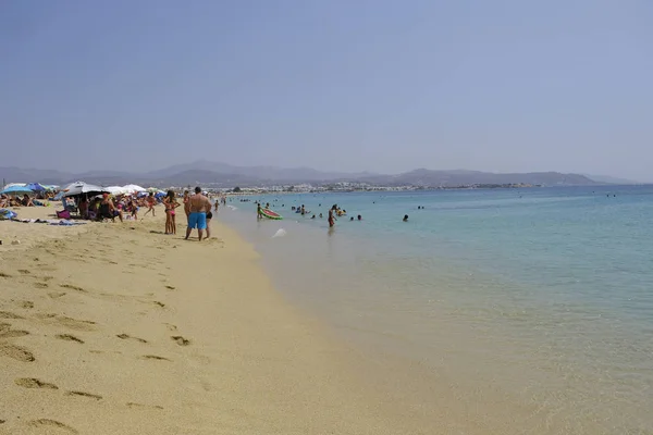 2018年8月15日 在希腊纳克索斯岛的阿吉奥斯普罗科皮奥斯海滩游泳时 人们享受着阳光明媚的天气 — 图库照片