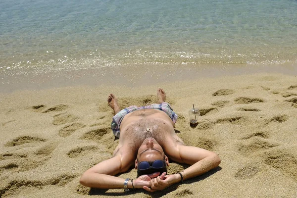 2018年8月15日 ギリシャのナクソス島のアギオス プロコピオスのビーチで海で泳ぐと 晴れた天気を楽しむ人々 — ストック写真