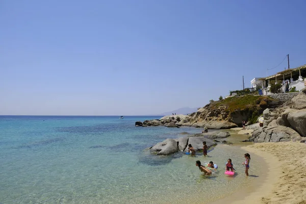Gente Disfruta Del Clima Soleado Mientras Nadan Mar Playa Agios — Foto de Stock
