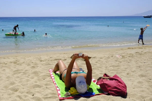 Människor Njuter Det Soliga Vädret När Simmar Havet Stranden Agios — Stockfoto