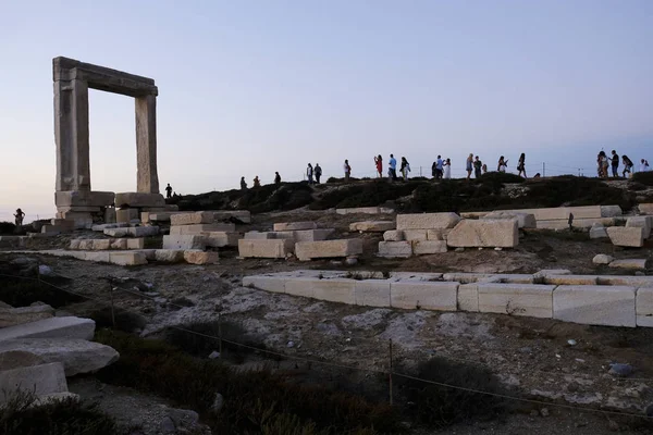 Les Gens Marchent Devant Les Ruines Ancien Temple Delian Apollo — Photo