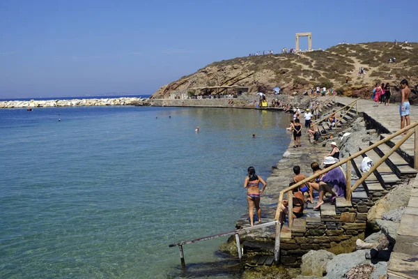 People Enjoy Sunny Weather Swim Sea Naxos Island Greece Aug — Stock Photo, Image