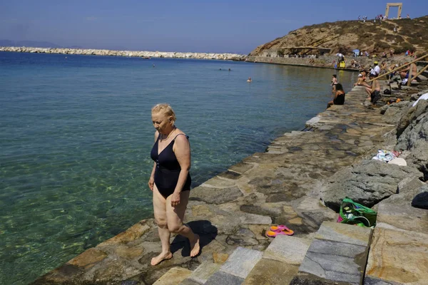 Människor Njuter Det Soliga Vädret När Simmar Havet Naxos Island — Stockfoto