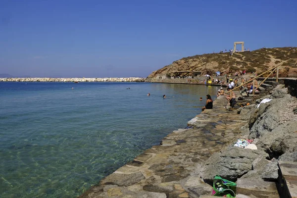 2018年8月16日 在希腊纳克索斯岛 人们在海里游泳时享受阳光明媚的天气 — 图库照片