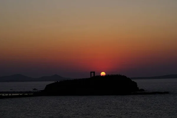 Ludzie Widok Zachód Słońca Ruin Starożytnej Świątyni Delian Apollo Wyspie — Zdjęcie stockowe
