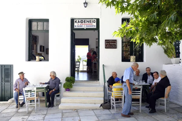 People Enjoy Coffee Traditional Coffee Shop Apeiranthos Village Naxos Island — Stock Photo, Image