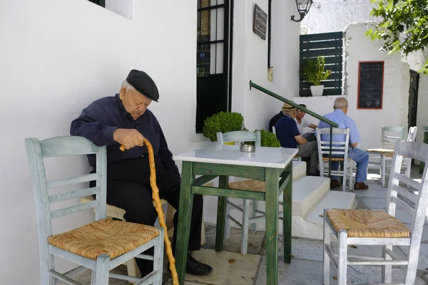 人々は8月18 ギリシャのナクソス島のアペイラントス村の伝統的なコーヒーショップでコーヒーを楽しみます 2018 — ストック写真