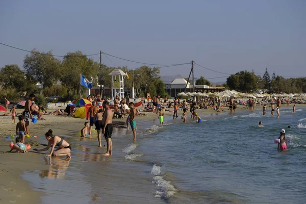 Ludzie Cieszyć Się Słoneczną Pogodą Ponieważ Pływają Morzu Plaży Agios — Zdjęcie stockowe