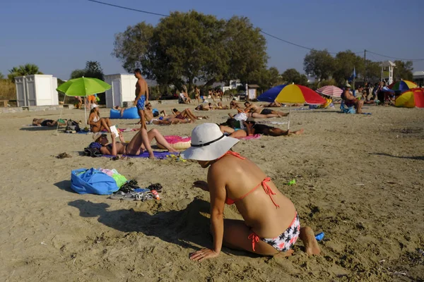 People Enjoy Sunny Weather Swim Sea Beach Agios Georgios Naxos — Stock Photo, Image