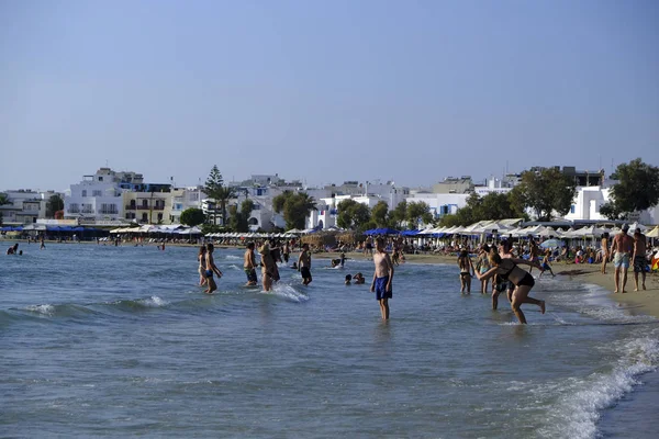 2018年8月18日 在希腊纳克索斯岛的阿吉奥斯 乔治奥斯海滩上 人们在海里游泳时 享受着阳光明媚的天气 — 图库照片