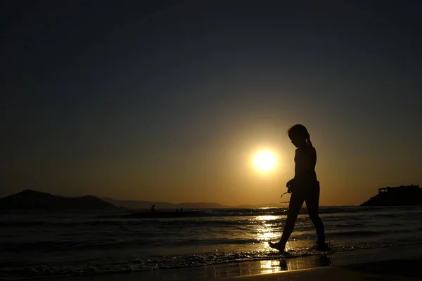 Ηλιοβασίλεμα Στην Παραλία Της Πλάκας Στη Νάξο Στην Ελλάδα Στις — Φωτογραφία Αρχείου