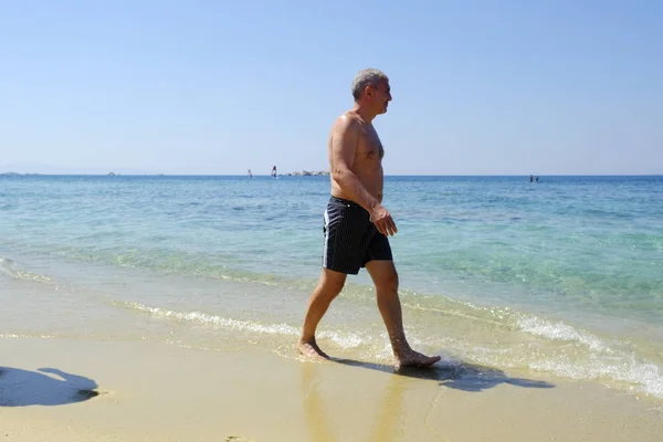 Gente Disfruta Del Clima Soleado Mientras Nadan Mar Playa Plaka — Foto de Stock