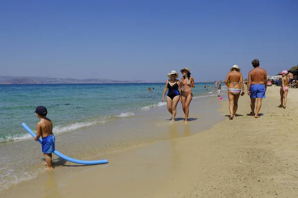 Människor Njuter Det Soliga Vädret När Simmar Havet Stranden Plaka — Stockfoto