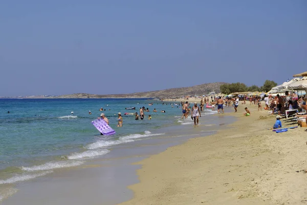 Människor Njuter Det Soliga Vädret När Simmar Havet Stranden Plaka — Stockfoto