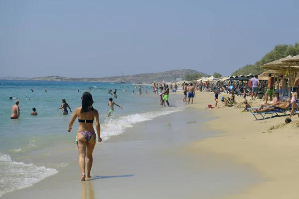 People Enjoy Sunny Weather Swim Sea Beach Plaka Naxos Island — Stock Photo, Image