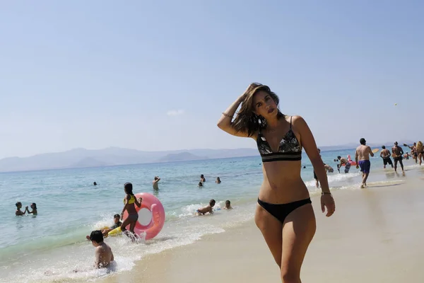 People Enjoy Sunny Weather Swim Sea Beach Plaka Naxos Island — Stock Photo, Image