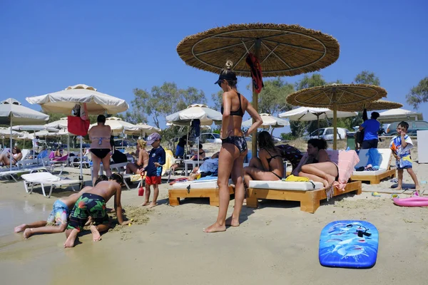 People Enjoy Sunny Weather Swim Sea Beach Plaka Naxos Island — Stock Photo, Image