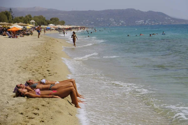 Människor Njuter Det Soliga Vädret Stranden Plaka Naxos Grekland Aug — Stockfoto