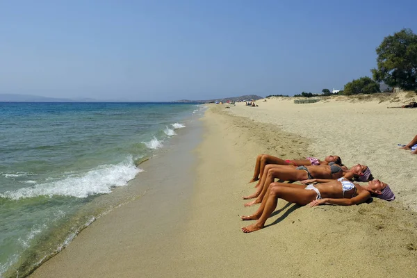 Emberek Élvezik Napsütéses Időjárás Strandon Plaka Naxos Sziget Görögországban Augusztus — Stock Fotó