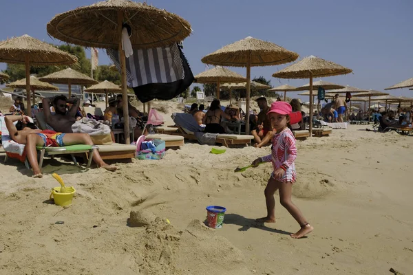 Människor Njuter Det Soliga Vädret När Simmar Havet Stranden Plaka — Stockfoto