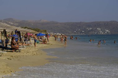 Yunanistan 'da Naxos adasında plaka plajında deniz yüzme gibi insanlar güneşli havalarda zevk 19 Ağustos, 2018