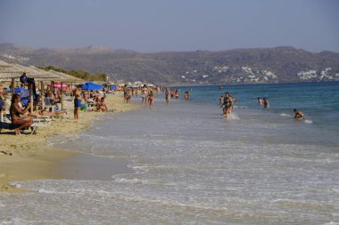 Yunanistan 'da Naxos adasında plaka plajında deniz yüzme gibi insanlar güneşli havalarda zevk 19 Ağustos, 2018