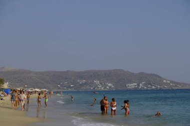 Yunanistan 'da Naxos adasında plaka plajında deniz yüzme gibi insanlar güneşli havalarda zevk 19 Ağustos, 2018