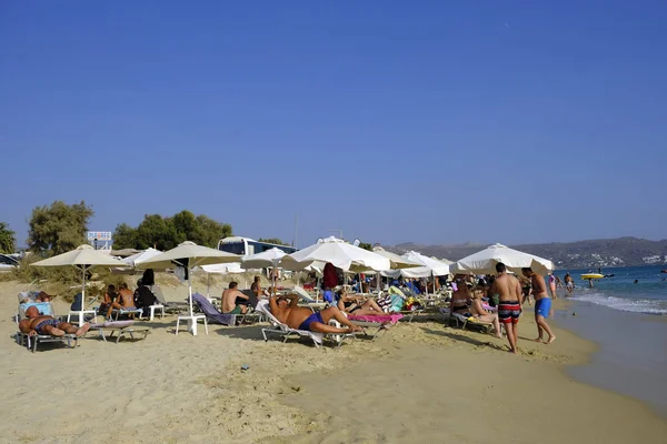 Gente Disfruta Del Clima Soleado Mientras Nadan Mar Playa Plaka — Foto de Stock