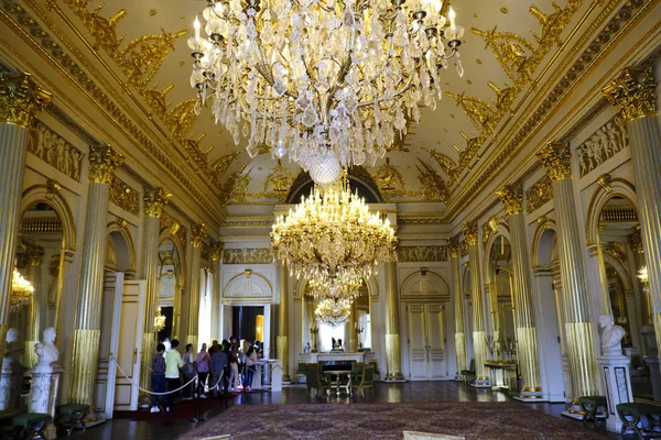 2019년 28일 벨기에 브뤼셀의 왕궁을 둘러보고 2019년 23일부터 25일까지 왕궁이 — 스톡 사진
