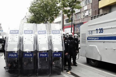Türkiye, İstanbul: Türk polisi su kanonu ve göz yaşartıcı gaz kullandı
