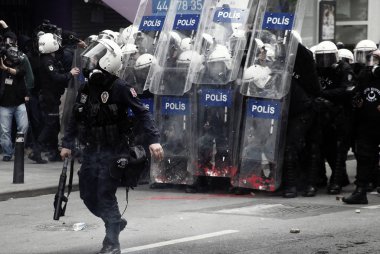 Türkiye, İstanbul: Türk polisi su kanonu ve göz yaşartıcı gaz kullandı