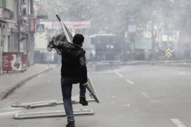 Çevik kuvvet, İstanbul'da düzenlenen İşçi Bayramı gösterisinde işçileri bastırmak için tazyikli su ve göz yaşartıcı gaz kullanıyor1 Mayıs 2014