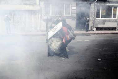 Çevik kuvvet, İstanbul'da düzenlenen İşçi Bayramı gösterisinde işçileri bastırmak için tazyikli su ve göz yaşartıcı gaz kullanıyor1 Mayıs 2014