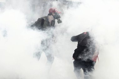Çevik kuvvet, İstanbul'da düzenlenen İşçi Bayramı gösterisinde işçileri bastırmak için tazyikli su ve göz yaşartıcı gaz kullanıyor1 Mayıs 2014