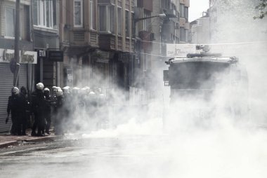 Türkiye, İstanbul: Türk polisi su kanonu ve göz yaşartıcı gaz kullandı
