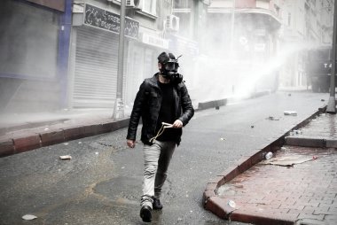 Türkiye, İstanbul: Türk polisi su kanonu ve göz yaşartıcı gaz kullandı