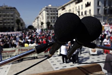 Selanik, Yunanistan - 1 Mayıs 2015: Uluslararası İşçi Bayramı'nı kutlamak için Mayıs günü geçit törenine vatandaşlar ve çeşitli kuruluşların temsilcileri katılıyor.