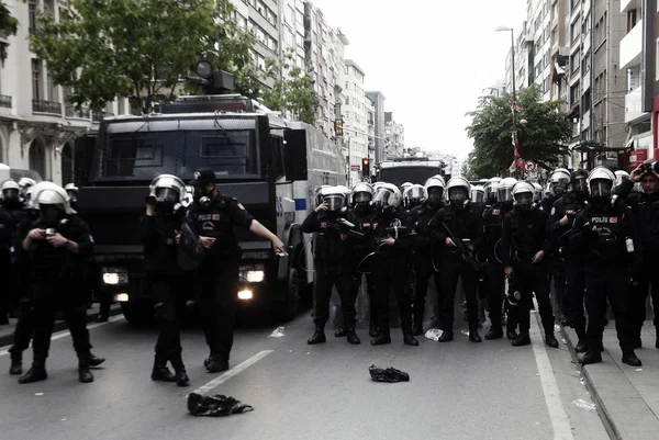 TURQUÍA, Estambul: La policía turca utilizó cañones de agua y gases lacrimógenos — Foto de Stock