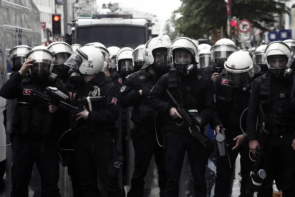 TURQUÍA, Estambul: La policía turca utilizó cañones de agua y gases lacrimógenos — Foto de Stock