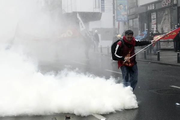 トルコ、イスタンブール:トルコ警察は水のキヤノンと催涙ガスtを使用しました — ストック写真