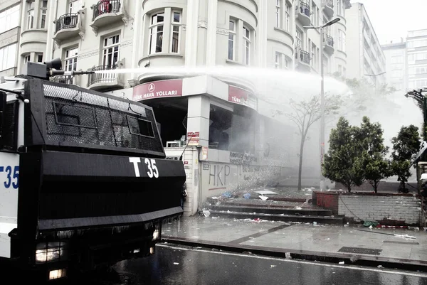 Turecko, Istanbul: Turecká policie použila vodní kánon a slzný plyn t — Stock fotografie