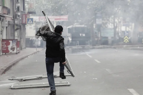 2014年5月1日 トルコのイスタンブールで行われた労働者の日のデモで 機動隊が水砲と催涙ガスを使用して労働者を抑圧 — ストック写真