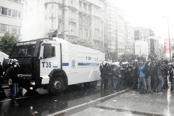 Turkiet, Istanbul: turkiska polisen används vattenkanon och tårgas t — Stockfoto