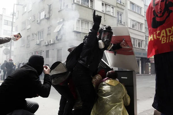 2014年5月1日 トルコのイスタンブールで行われた労働者の日のデモで 機動隊が水砲と催涙ガスを使用して労働者を抑圧 — ストック写真