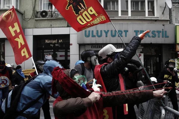 土耳其，伊斯坦布尔：土耳其警方使用水罐和催泪瓦斯t — 图库照片