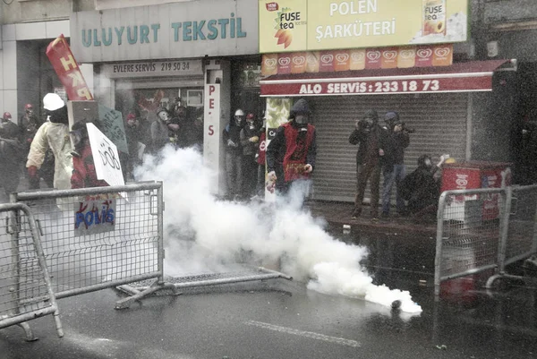 TURQUÍA, Estambul: La policía turca utilizó cañones de agua y gases lacrimógenos — Foto de Stock