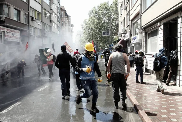 TURQUÍA, Estambul: La policía turca utilizó cañones de agua y gases lacrimógenos — Foto de Stock