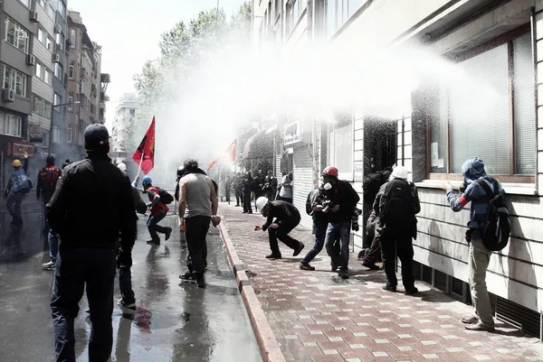 Türkei, Istanbul: Türkische Polizei setzte Wasserwerfer und Tränengas ein — Stockfoto