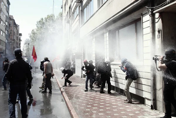 Turkiet, Istanbul: turkiska polisen används vattenkanon och tårgas t — Stockfoto